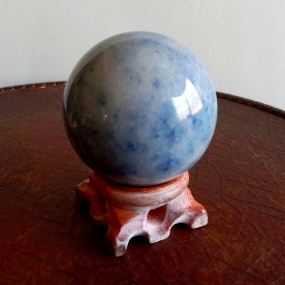 Blue calcite crystal sphere. 298g. Approx. 2.1" width. 7.5" circumference. - Picture 3 of 9